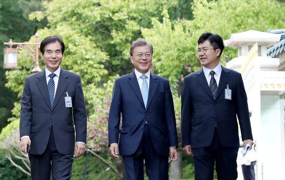문재인 대통령이 청와대 관저에 입주한 이틀째인 15일 오전 관저에서 비서동인 여민1관으로 첫 출근을 하고 있다. 왼쪽부터 주영훈 경호실장, 문재인 대통령, 송인배 전 더불어민주당 일정총괄팀장.(청와대)2017.5.15/뉴스1