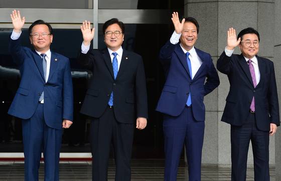 김부겸 행자부장관(왼쪽부터)과 우원식 더불어민주당 원내대표, 임종석 대통령비서실장, 전병헌 정무수석이 5일 오전 경기 성남 서울공항에서 G20 참석차 독일로 출국하는 문재인 대통령이 탑승한 전용기를 향해 손을 흔들고 있다.2017.7.5/뉴스1