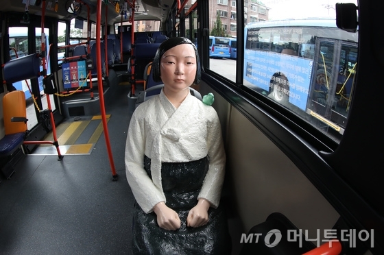 세계 위안부의 날을 하루 앞둔 13일 오후 서울 강북구 동아운수 차량기지에서 151번 버스에 일본군 위안부 피해자들을 기리기 위한 '평화의 소녀상'이 설치되고 있다.  이날 동아운수 151번 버스 5대의 일반 좌석 중 한 자리에 평화의 소녀상을 설치했다.  운행은 '세계위안부의 날'인 14일 오전 4시 첫차부터 시작해 9월30일까지 이어진다. 일본대사관과 가까운 안국동 구간을 지날 때는 안내방송과 영화 '귀향'의 OST가 방송된다. 2017.8.13/뉴스1  <저작권자 © 뉴스1코리아, 무단전재 및 재배포 금지>