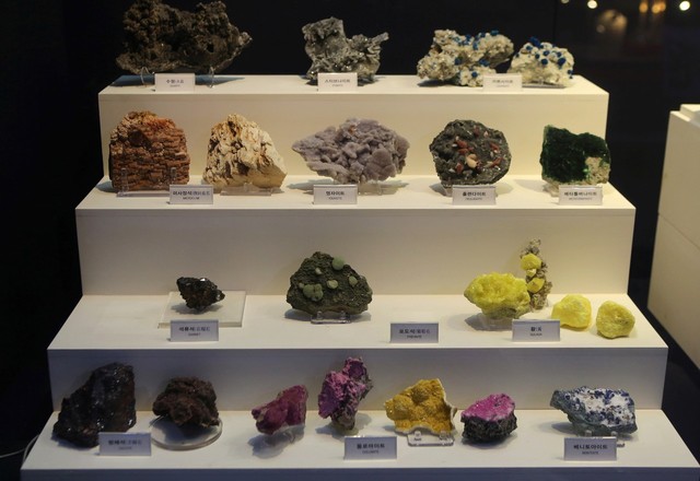 다양한 광물 원석들.