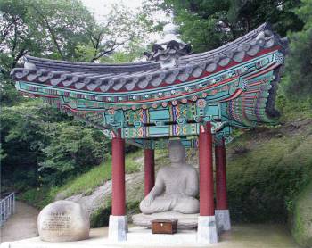 초대 조선총독인 데라우치에게 헌상된 통일신라시대 석불좌상(석조여래좌상). 데라우치 총독이 경주방문 때 이 석불을 보고 매우 감탄했다고 한다. 이 모습을 본 경주의 일본인이 이 석불을 서울의 총독부 관저로 옮겼다고 한다. 이 석불은 1939년 총독관저가 지금의 청와대 자리로 이전하자 함께 자리를 옮겼다.