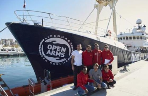 스페인 난민구조 NGO '프로악티바 오픈 암스'의 구조선과 활동가들 [ANSA통신 홈페이지 캡처]