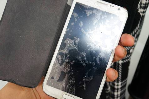 액정이 깨진 스마트폰.