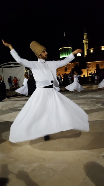 지난 19일 코니아의 메블라나박물관 앞에서 펼쳐진 이슬람 신비주의 종파 메블라나의 신앙의식인 세마춤 공연 모습. 조법종 우석대 교수 제공