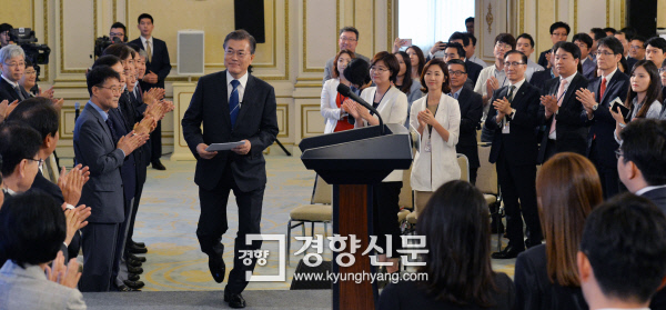 문재인 대통령이 17일 청와대 영빈관에 마련된 기자회견장에 참모와 기자들의 박수를 받으며 들어서고 있다. 서성일 기자 centing@kyunghyang.com