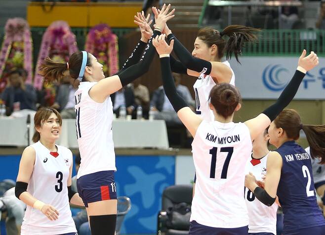 ▲ 환호하는 한국 여자 배구 대표 팀 ⓒ FIVB