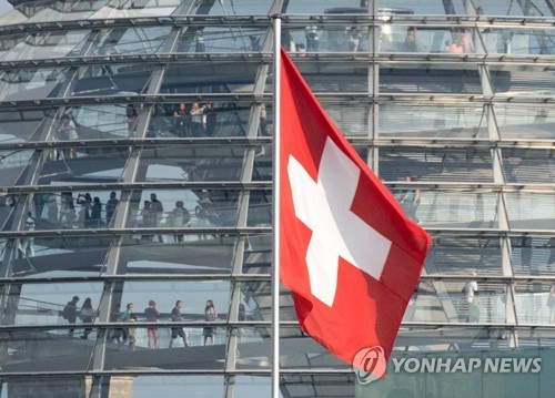 독일 국회의사당 앞에 있는 스위스 대사관의 스위스기가 바람에 날리고 있다. [EPA=연합뉴스]