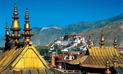 중국 시짱(서장)자치구(티베트) 라샤의 다자오(大昭)사 지붕의 황금창 사이로 포탈라궁이 보인다.