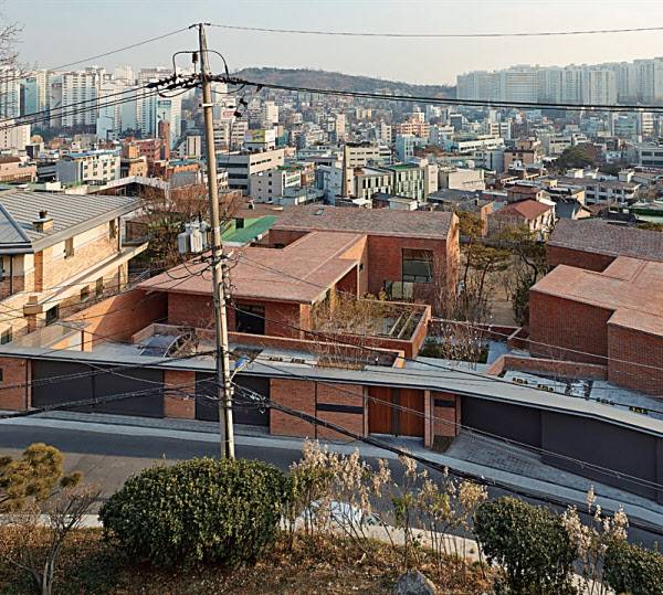 성벽돌집(2013년)은 대지 앞 서울 성곽의 오래된 조적의 컨텍스트를 활용해 벽돌을 선택하고 박공지붕까지 벽돌로 덮었다.