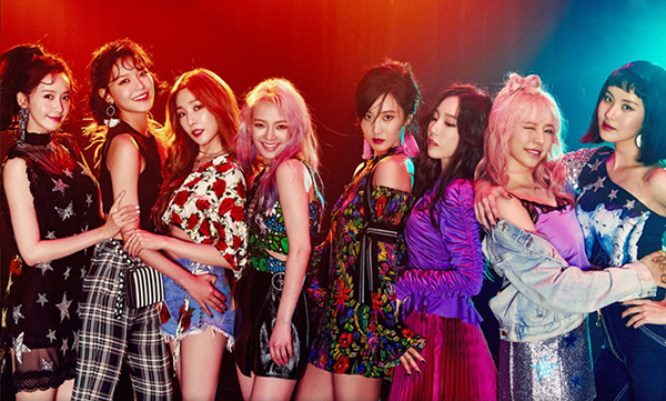 복고풍의 강렬하면서도 세련된 스타일을 보여 주고 있는 소녀시대 ‘Holiday’ 앨범 포스터. / SM엔터테인먼트