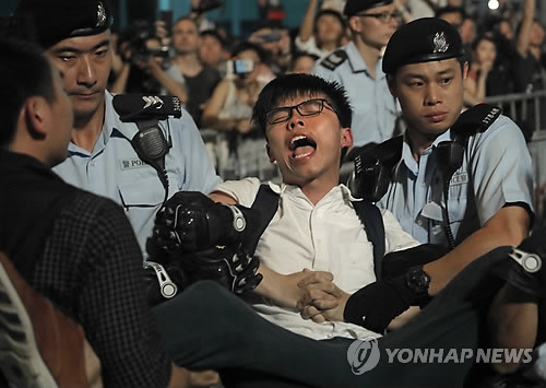 홍콩 경찰에 체포되는 우산혁명 주역 조슈아 웡.[AP=연합뉴스]
