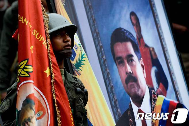 베네수엘라 군인이 니콜라스 마두로 대통령의 초상화 옆에서 경계를 강화하는 모습. © AFP=뉴스1