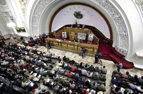 베네수엘라 제헌의회는 18일(현지시간) 기존 의회가 갖고 있던 입법권을 공식적으로 장악하는 내용의 포고령을 만장일치로 승인했다. [브라질 일간지 폴랴 지 상파울루]