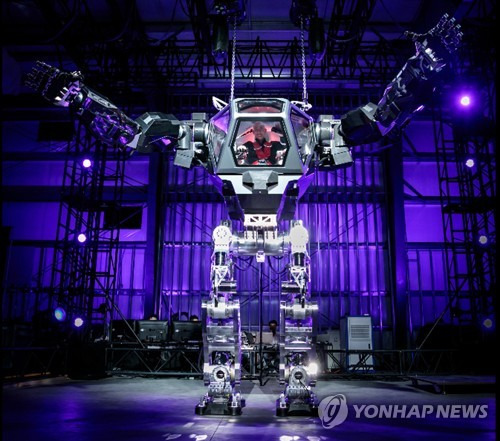 (서울=연합뉴스) 세계에서 5번째 부자인 세계 최대 전자상거래 업체 아마존의 CEO(최고경영자) 제프 베저스가 한국 중소기업이 만든 로봇에 올라타고 기뻐하는 모습이 화제가 됐다.  베저스는 20일(현지시간) 캘리포니아에서 열린 아마존의 '마스(MARS) 2017' 콘퍼런스에서 한국미래기술이 공개한 '메소드-2' 로봇의 조종석에 올라타 직접 로봇을 조종했다. 2017.3.21 [제프 베저스 트위터 캡처]  photo@yna.co.kr