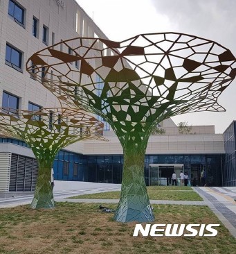 【서울=뉴시스】표절의혹이 제기된 나라키움 원주청사에 설치된 조형물 '상상나무'(2017)