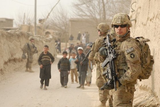 아프가니스탄에 주둔한 미군이 지난 2005년 마을을 수색하고 있다.