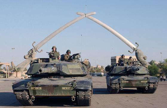 2003년 이라크 전쟁 당시 이라크의 수도 바그다드를 점령해 도시 입구의 '승리의 문'을 지나고 있는 미군 전차들.