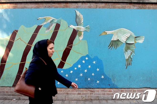 이란의 한 여인이 테헤란에 있는 미국 대사관 앞을 걸어가고 있다. © AFP=뉴스1