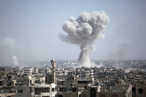 시리아 정부군이 지난 9일(현지시간) 반정부군 장악 지역인 시리아 수도 다마스쿠스 동부의 조바르에 공습을 가하면서 흰 연기가 피어오르고 있다.AFP연합뉴스