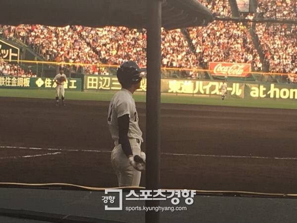 고시엔대회 도중, 한 선수가 대기타석에 있다.