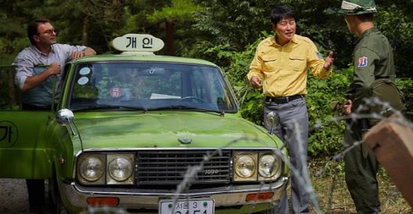 영화 속 브리사, S-1000 모델이다. 브리사 세단의 첫 국내 출시는 1974년이었고 이듬해 브리사 택시가 판매됐다. 통상 완성차 메이커들은 신차 출시후 수 개월 정도 이후 택시 모델 출시 등을 살피게 된다.