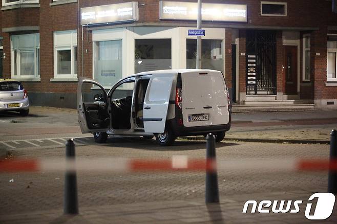 23일(현지시간) 네덜란드 로테르담의 한 콘서트홀 인근에서 발견된 스페인 승합차의 모습. 차량에는 가스가 든 병들이 실려있었다. © AFP=뉴스1