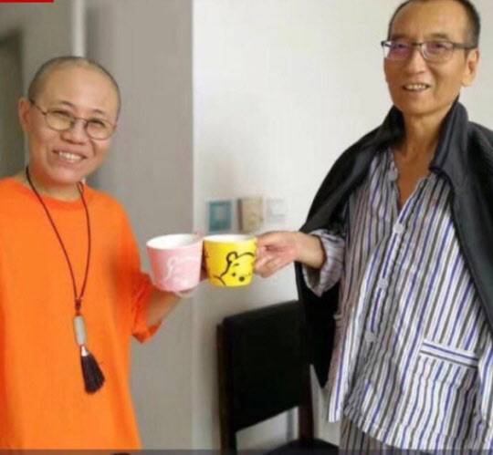 류샤오보(오른쪽)가 숨을 거두기 얼마 전 부인 류샤와 곰돌이 푸가 그려진 머그컵을 들고 건배하는 모습./인터넷 캡쳐