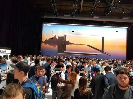 2017년 8월 23일(현지시간) 미국 뉴욕 파크 애비뉴 아모리엣 열린 갤럭시노트8 언팩 행사장이 관람객들로 붐비는 모습. / 뉴욕=심민관 기자