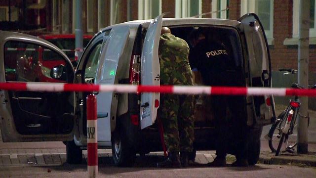 23일 네덜란드 로테르담에서 경찰과 군인이 가스통 여러 개를 실은 채로 발견된 승합차를 조사하고 있다. 로테르담=AP 연합뉴스