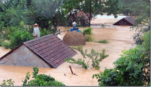 홍수로 집에 물이 잠기자 지붕으로 대피한 메콩강 하구 베트남 마을 주민들. 세이브더칠드런제공