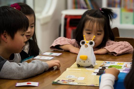 아이들이 서울 서초구 방배동의 한 키즈카페에서 코딩교육용 로봇 '유오(UO)알버트'를 활용해 코딩교육을 받고 있다. / 사진제공=뉴스1
