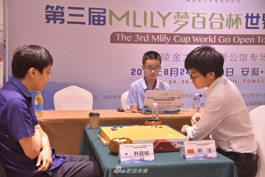 박정환 9단이 몽백합배 세계바둑오픈전 본선 16강전에서 중국랭킹 1위 커제 9단과 일전을 치르고 있다.