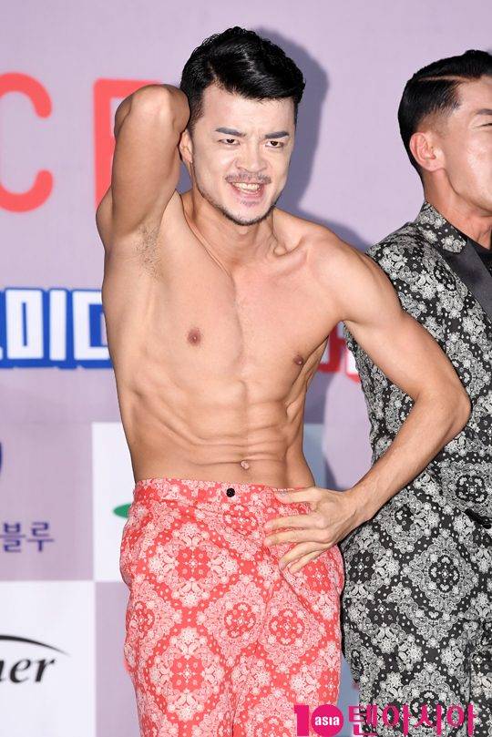 개그맨 김태환이 25일 오후 부산 해운대구 우동 영화의 전당에서 열린 제 5회 ‘부산국제코미디페스티벌(이하 ’부코페‘)’ 개막식 불루카펫 행사에 참석하고 있다.