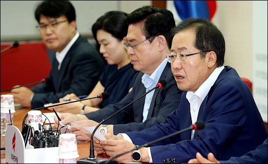홍준표 자유한국당 대표가 23일 오전 서울 여의도 당사에서 열린 최고중진연석회의에서 이야기 하고 있다. ⓒ데일리안 박항구 기자