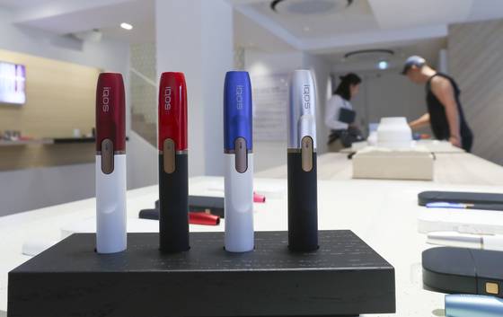 27일 오후 서울 종로구 아이코스 매장에서 한 직원들이 고객에게 제품을 안내하고 있다.궐련형 전자담배 연초에 부과하는 개별소비세를 1갑당 126원에서 594원으로 대폭 인상하는 개별소비세법 일부개정안이 28일 논의된다. 임현동 기자