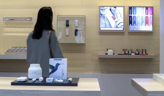 27일 오후 서울 종로구 아이코스 매장에서 고객이 제품을 살펴보고 있다. 임현동 기자