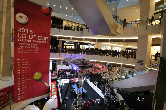 LG유플러스는 9월 5일부터 4일간 서울 역삼 GS타워 아모리스홀에서 열리는 '2017 LGU+컵 3쿠션 마스터스'대회를 360도 VR로 생중계한다고 밝혔다. 사진은 지난해 개최된 3쿠션 마스터스 대회의 VR 중계 장면. <LGU+ 제공>