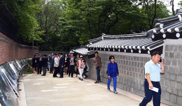 시민들이 30일 오전 서울 영국대사관 신규후문 앞 돌담길을 걷고 있다. 신상순 선임기자