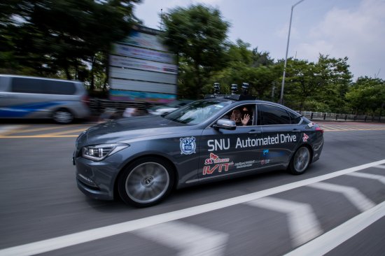 지난 6월 22일 오후 서울 영등포구 여의도 도로에서 서울대학교 지능형자동차IT연구센터 연구원이 자율주행차 스누버(SNUver)를 타고 자율주행을 하고 있다. 사진=뉴시스