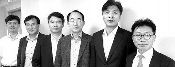 회계업계 미래를 고민하다한국공인회계사회는 29일 서울 공인회계사회 회관에서 미래전략위원회를 열고 회계업계 발전방안에 대해 논의했다. 왼쪽부터 정준희 공인회계사회 간사, 최성현 상장사협의회 상무, 신경철 삼정KPMG 부대표, 조승호 대주회계법인 대표, 박기태 삼일회계법인 부대표, 송재현 대현회계법인 대표.