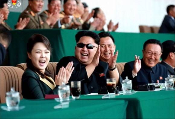 북한 김정은·리설주 부부…축구관람 중 ’박장대소’ - 북한 김정은 제1위원장과 리설주 부부가 올해 첫 부부동반 공식 활동으로 남자축구 경기를 관람하던 중 박수를 치며 크게 웃고 있다. 조선중앙TV는 김 제1위원장 부부가 13일 김일성 주석의 생일인 ’태양절’을 맞아 김일성경기장에서 진행된 만경대상체육경기대회 남자축구 경기를 관람했다고 14일 보도했다. 환하게 웃는 리설주와 선글라스를 끼고 박수를 치며 웃는 김 제1위원장의 모습이 인상적이다. 연합뉴스 북한 김정은·리설주 부부…축구관람 중 ’박장대소’ - 북한 김정은 제1위원장과 리설주 부부가 올해 첫 부부동반 공식 활동으로 남자축구 경기를 관람하던 중 박수를 치며 크게 웃고 있다. 조선중앙TV는 김 제1위원장 부부가 13일 김일성 주석의 생일인 ’태양절’을 맞아 김일성경기장에서 진행된 만경대상체육경기대회 남자축구 경기를 관람했다고 14일 보도했다. 환하게 웃는 리설주와 선글라스를 끼고 박수를 치며 웃는 김 제1위원장의 모습이 인상적이다. 연합뉴스