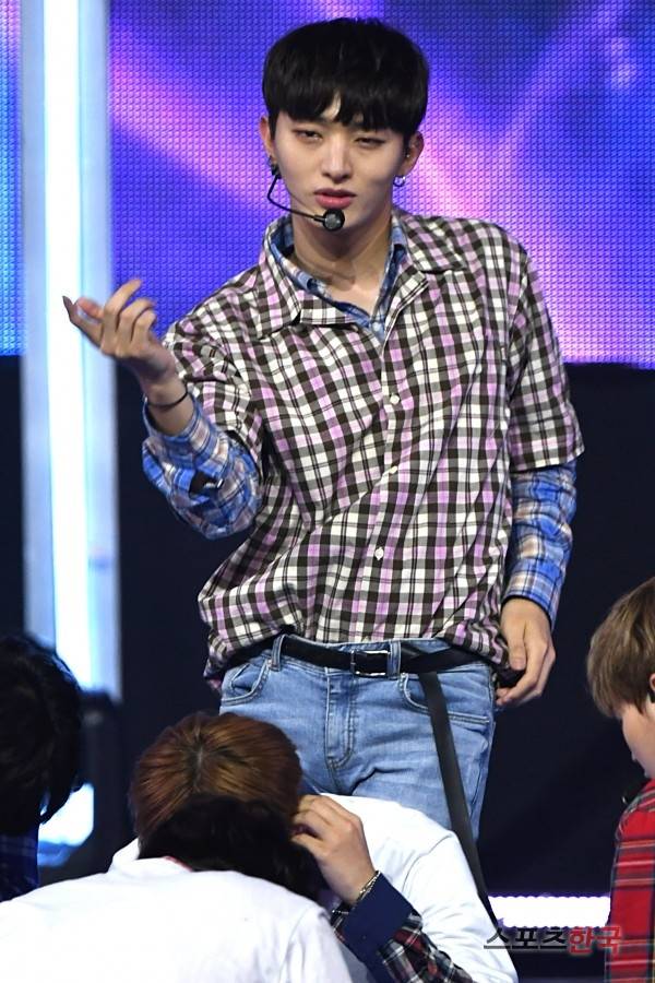 '쇼 챔피언' 무대에 선 워너원 윤지성. 사진=장동규 기자 jk31@hankooki.com