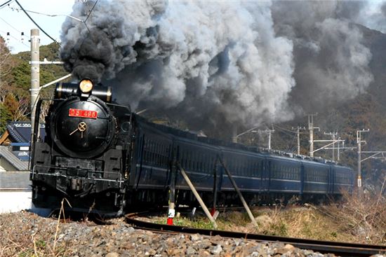 석탄을 이용한 화력으로 움직이는 증기기관차(사진=위키피디아)