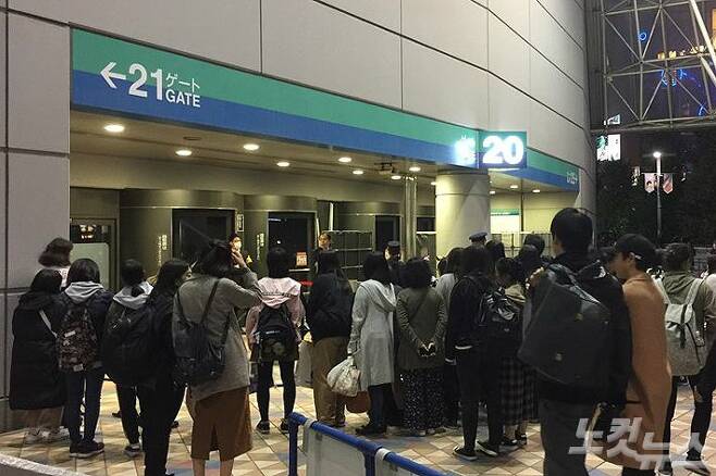 14일 일본 도쿄돔에서 방탄소년단의 '러브 유어셀프' 일본 돔투어 두 번째 공연이 열린 가운데 미처 티켓을 구하지 못한 팬들이 공연장 주변을 떠나지 않고 게이트 앞에서나마 분위기를 느끼고 있다. (도쿄=노컷뉴스)