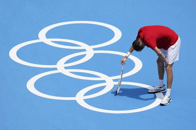 다닐 메드베데프가 28일 도쿄올림픽 남자 테니스 단식 3라운드에서 무더위와 습도 속에 힘들어 하고 있다. AP연합뉴스