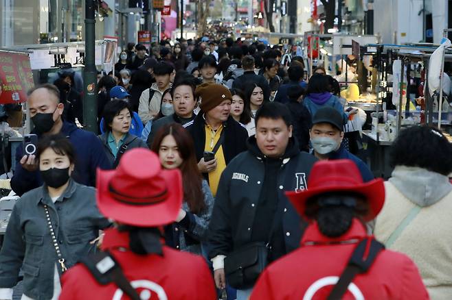 지난 26일 서울 명동거리가 사람들로 붐비고 있다. 명동거리는 서울시가 28일 발표한 조사에서 작년 서울시내에서 통상임대료 1위로 나타났다. /뉴시스