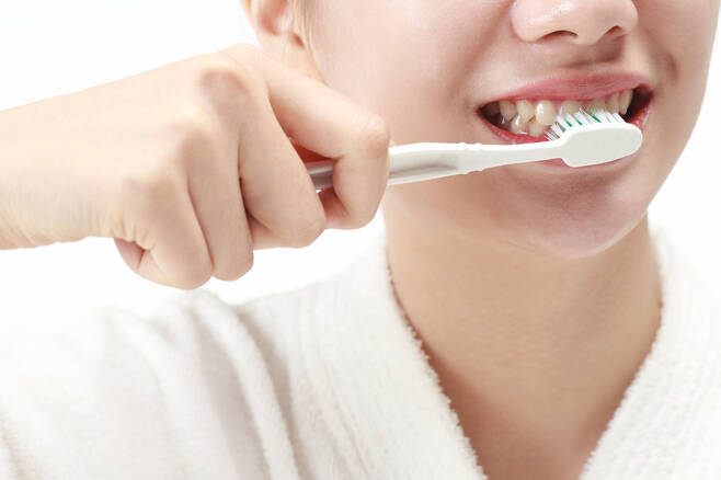 치아 건강을 위해서는 뻣뻣한 칫솔 사용을 피하고, 따뜻한 물로 여러 번 헹구는 게 좋다./사진=클립아트코리아