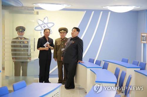 김책공대 연구소 시찰하는 북한 김정은