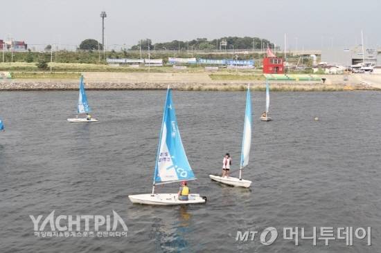 스릴 넘치는 딩기 요트, 그 매력속으로 빠져볼까?