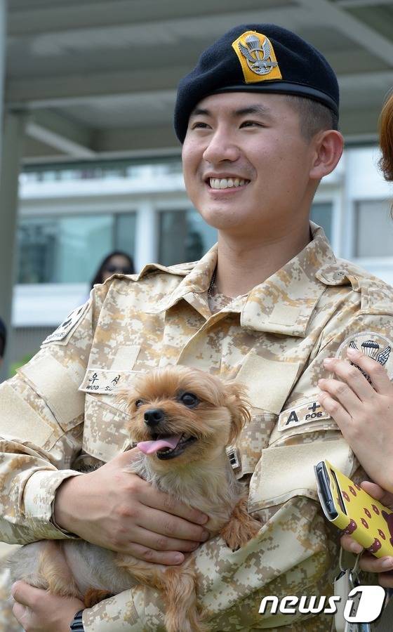 반려견과 기념촬영하는 파병장병